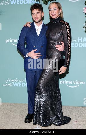 Westwood, Usa. 16.. November 2022. WESTWOOD, LOS ANGELES, KALIFORNIEN, USA - 16. NOVEMBER: Ben Platt und Allison Janney kommen zur Los Angeles Premiere von Amazon Prime Video's 'The People We Hate at the Wedding', die am 16. November 2022 im Regency Village Theatre in Westwood, Los Angeles, Kalifornien, USA, stattfand. (Foto von Rudy Torres/Image Press Agency) Quelle: Image Press Agency/Alamy Live News Stockfoto