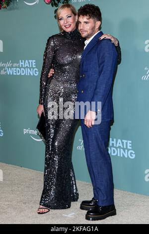 Westwood, Usa. 16.. November 2022. WESTWOOD, LOS ANGELES, KALIFORNIEN, USA - 16. NOVEMBER: Allison Janney und Ben Platt kommen zur Los Angeles Premiere von Amazon Prime Video's 'The People We Hate at the Wedding', die am 16. November 2022 im Regency Village Theatre in Westwood, Los Angeles, Kalifornien, USA, stattfand. (Foto von Rudy Torres/Image Press Agency) Quelle: Image Press Agency/Alamy Live News Stockfoto