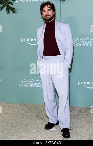 Westwood, Usa. 16.. November 2022. WESTWOOD, LOS ANGELES, KALIFORNIEN, USA - 16. NOVEMBER: Der kanadische Schauspieler Dustin Milligan kommt zur Los Angeles Premiere von Amazon Prime Video's 'The People We Hate at the Wedding', die am 16. November 2022 im Regency Village Theatre in Westwood, Los Angeles, Kalifornien, USA, stattfand. (Foto von Rudy Torres/Image Press Agency) Quelle: Image Press Agency/Alamy Live News Stockfoto