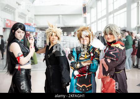 BIRMINGHAM NEC, GROSSBRITANNIEN – 13. NOVEMBER 2022. Eine Gruppe junger Cosplayer-Freunde, die als beliebte koreanische oder japanische Anime-Figuren in einem britischen MCM-Comic gekleidet sind Stockfoto