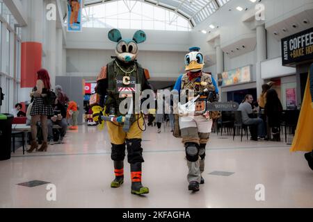 BIRMINGHAM NEC, GROSSBRITANNIEN - 13. NOVEMBER 2022. Cosplayers verkleidet als Post-apokalyptische Mickey-Maus und Donald Duck aus dem Badland bei einer britischen Comic-con-Veranstaltung Stockfoto