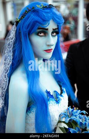 BIRMINGHAM NEC, GROSSBRITANNIEN - 13. NOVEMBER 2022. Ein Porträt einer weiblichen Cosplayer, verkleidet als Tim Burtons Totenbraut auf der MCM Birmingham Comic Con 2022. Stockfoto