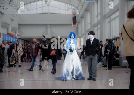 BIRMINGHAM, GROSSBRITANNIEN - 13. NOVEMBER 2022. Ein Paar Cosplayer für Braut und Bräutigam, gekleidet als Timothy Burtons tote Corpse Bride und Dead Boy, die bei MCM Bi spazieren gehen Stockfoto