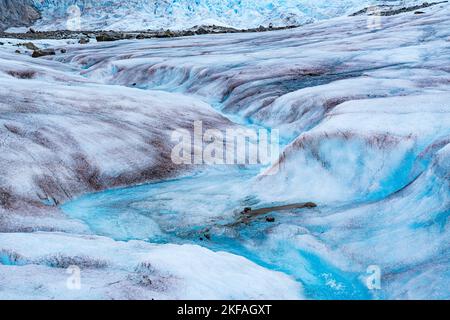 Das schmelzende Gletschereis im Mendenhall Glacier in Alaska bildet einen gewundenen Strom aus kristallklarem blauem Wasser Stockfoto