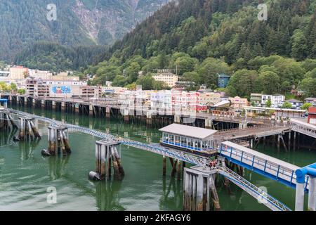 Juneau, AK - 8. September 2022: Die Skyline von Juneau, Alaska vom Kreuzfahrtterminal aus Stockfoto