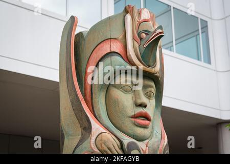 Einheimische Alaskan Totem Pole Figur in Juneau, Alaska Stockfoto