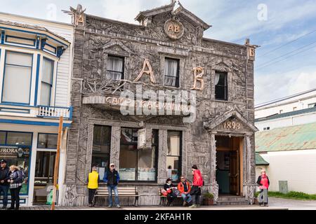 Skagway, AK - 7. September 2022: Das historische Gebäude der Arctic Brotherhood ist ein beliebter Stopp bei Kreuzfahrttouristen in Skagway, Alaska Stockfoto