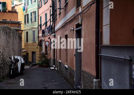 Absteigende Gasse im Schatten zwischen hohen Gebäuden Stockfoto