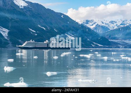 Glacier Bay, AK - 5. September 2022: Das Holland-Amerika-Schiff Nieuw Amsterdam segelt durch die eisigen Gewässer der Glacier Bay, Alaska Stockfoto