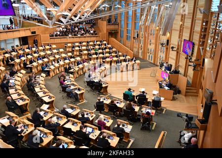 Edinburgh, Schottland, Großbritannien. 17.. November 2022. IM BILD: Nicola Sturgeon MSP, erste Ministerin von Schottland und Vorsitzende der Scottish National Party (SNP), sen. in der Debattierkammer während der FMQs. Szenen in der wöchentlichen Fragestunde der Ersten Minister im schottischen Parlament in Holyrood. Szenen, die vor, während und nach FMQs gezeigt werden. Quelle: Colin D Fisher Quelle: Colin Fisher/Alamy Live News Stockfoto