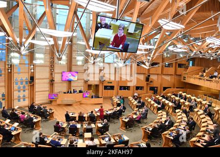 Edinburgh, Schottland, Großbritannien. 17.. November 2022. IM BILD: Nicola Sturgeon MSP, erste Ministerin von Schottland und Vorsitzende der Scottish National Party (SNP), sen. in der Debattierkammer während der FMQs. Szenen in der wöchentlichen Fragestunde der Ersten Minister im schottischen Parlament in Holyrood. Szenen, die vor, während und nach FMQs gezeigt werden. Quelle: Colin D Fisher Quelle: Colin Fisher/Alamy Live News Stockfoto