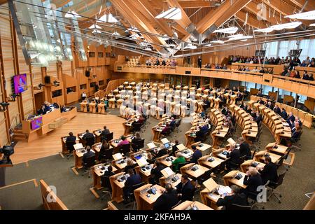 Edinburgh, Schottland, Großbritannien. 17.. November 2022. IM BILD: Nicola Sturgeon MSP, erste Ministerin von Schottland und Vorsitzende der Scottish National Party (SNP), sen. in der Debattierkammer während der FMQs. Szenen in der wöchentlichen Fragestunde der Ersten Minister im schottischen Parlament in Holyrood. Szenen, die vor, während und nach FMQs gezeigt werden. Quelle: Colin D Fisher Quelle: Colin Fisher/Alamy Live News Stockfoto