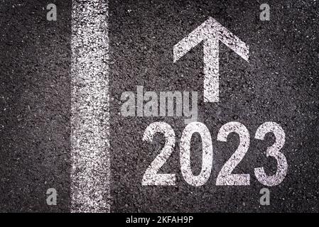 Richtung 2023 geschrieben auf Asphalt Straße Hintergrund, Neujahr Geschäftsziel Illustration Stockfoto