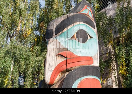 Einheimische Alaskan Totem Pole Figur in Anchorage, Alaska Stockfoto