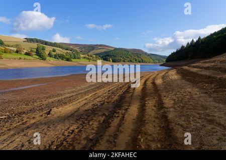 Der Fluss Derwent fließt durch einen fast leeren Ladybower-Stausee. Stockfoto