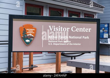 Seward, AK - 1. September 2022: Kenai Fjords Visitor Center Schild in der Innenstadt von Seward, Alaska Stockfoto