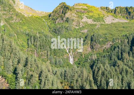 Wasserfall in Resurrection Bay, Alaska in der Nähe von Seward Stockfoto