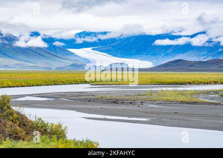 Maclaren Glacier vom Denali Highway aus gesehen am Maclaren River in Alaska Stockfoto