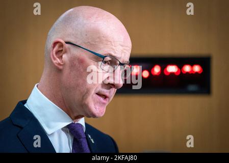 Der stellvertretende erste Minister John Swinney spricht in der Gartenlobby des schottischen Parlaments in Edinburgh mit den Medien über die Auswirkungen auf Schottland, nachdem der Schatzkanzler Jeremy Hunt seine Herbsterklärung abgegeben hat. Bilddatum: Donnerstag, 17. November 2022. Stockfoto