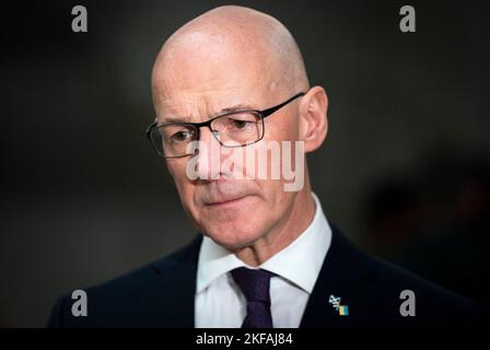 Der stellvertretende erste Minister John Swinney spricht in der Gartenlobby des schottischen Parlaments in Edinburgh mit den Medien über die Auswirkungen auf Schottland, nachdem der Schatzkanzler Jeremy Hunt seine Herbsterklärung abgegeben hat. Bilddatum: Donnerstag, 17. November 2022. Stockfoto