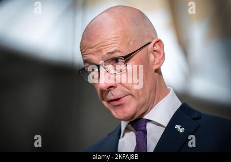 Der stellvertretende erste Minister John Swinney spricht in der Gartenlobby des schottischen Parlaments in Edinburgh mit den Medien über die Auswirkungen auf Schottland, nachdem der Schatzkanzler Jeremy Hunt seine Herbsterklärung abgegeben hat. Bilddatum: Donnerstag, 17. November 2022. Stockfoto