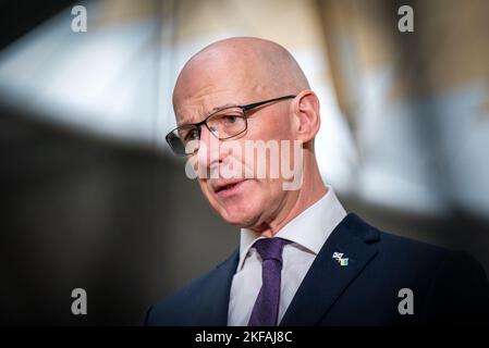 Der stellvertretende erste Minister John Swinney spricht in der Gartenlobby des schottischen Parlaments in Edinburgh mit den Medien über die Auswirkungen auf Schottland, nachdem der Schatzkanzler Jeremy Hunt seine Herbsterklärung abgegeben hat. Bilddatum: Donnerstag, 17. November 2022. Stockfoto