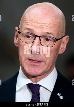 Der stellvertretende erste Minister John Swinney spricht in der Gartenlobby des schottischen Parlaments in Edinburgh mit den Medien über die Auswirkungen auf Schottland, nachdem der Schatzkanzler Jeremy Hunt seine Herbsterklärung abgegeben hat. Bilddatum: Donnerstag, 17. November 2022. Stockfoto