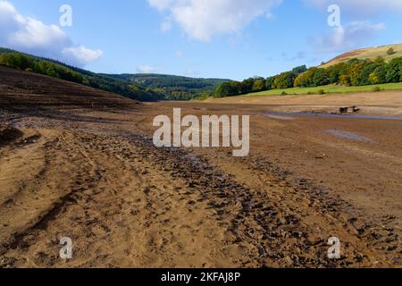 Steht auf dem schlammigen Grund des Ladybower-Stausees in Derbyshire. Stockfoto