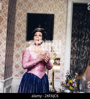 Edda Moser, berühmte deutsche Opernsängerin, Sopranistin, Kammersängerin, hier bei einem Auftritt in der ZDF Musiksendung: Das Sonntagskonzert, Deutschland, 1976. Edda Moser, berühmte deutsche Opernsängerin, Kammersängerin, Sopran, hier bei einem Auftritt im ZDF Musikprogramm: Das Sonntagskonzert, Deutschland, 1976 Stockfoto