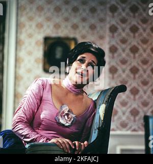 Edda Moser, berühmte deutsche Opernsängerin, Sopranistin, Kammersängerin, hier bei einem Auftritt in der ZDF Musiksendung: Das Sonntagskonzert, Deutschland, 1976. Edda Moser, berühmte deutsche Opernsängerin, Kammersängerin, Sopran, hier bei einem Auftritt im ZDF Musikprogramm: Das Sonntagskonzert, Deutschland, 1976 Stockfoto