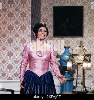 Edda Moser, berühmte deutsche Opernsängerin, Sopranistin, Kammersängerin, hier bei einem Auftritt in der ZDF Musiksendung: Das Sonntagskonzert, Deutschland, 1976. Edda Moser, berühmte deutsche Opernsängerin, Kammersängerin, Sopran, hier bei einem Auftritt im ZDF Musikprogramm: Das Sonntagskonzert, Deutschland, 1976 Stockfoto