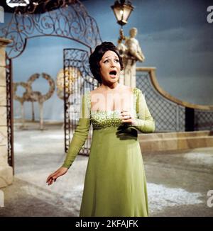 Edda Moser, berühmte deutsche Opernsängerin, Sopranistin, Kammersängerin, hier bei einem Auftritt in der ARD Musiksendung: Zwischenspiel, Deutschland, 1977. Edda Moser, berühmte deutsche Opernsängerin, Kammersängerin, Sopran, hier bei einer Aufführung im ARD-Musikprogramm: Zwischenspiel, Deutschland, 1977 Stockfoto