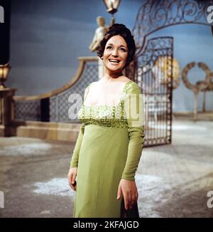 Edda Moser, berühmte deutsche Opernsängerin, Sopranistin, Kammersängerin, hier bei einem Auftritt in der ARD Musiksendung: Zwischenspiel, Deutschland, 1977. Edda Moser, berühmte deutsche Opernsängerin, Kammersängerin, Sopran, hier bei einer Aufführung im ARD-Musikprogramm: Zwischenspiel, Deutschland, 1977 Stockfoto