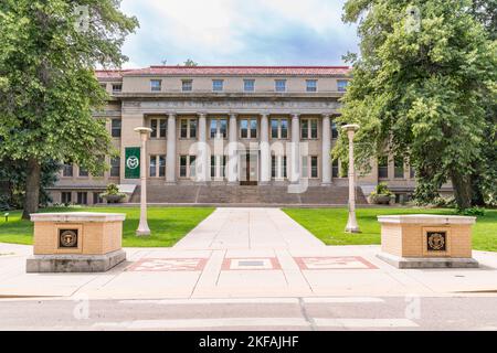 Fort Collins, CO - 16. Juli 2022: Außenansicht des Verwaltungsgebäudes der Colorado State University in Fort Collins, Colorado Stockfoto
