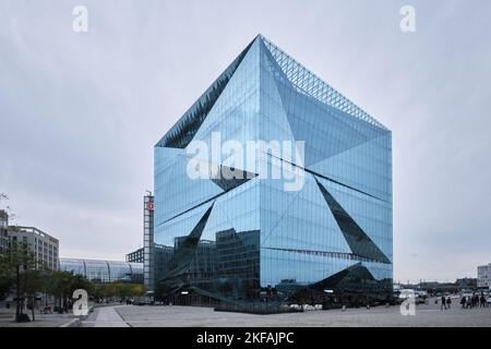 Berlin, Deutschland - Sept. 2022: Blick auf das moderne und architektonische Bürogebäude von Cube Berlin am Berliner Hauptbahnhof, das von 3XN entworfen wurde Stockfoto