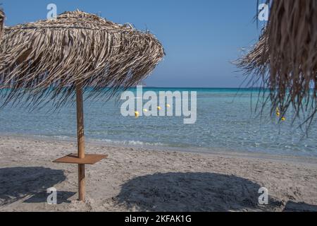 Ein Strandabschnitt am rosa Strand von Elafonissi auf der griechischen Insel Kreta Stockfoto