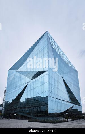 Berlin, Deutschland - Sept. 2022: Blick auf das moderne und architektonische Bürogebäude von Cube Berlin am Berliner Hauptbahnhof, das von 3XN entworfen wurde Stockfoto