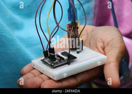Breadboard-Projekt oder Mikrocontroller-Projekt mit programmierbarer Steuerplatine mit anderen elektronischen Komponenten, die den Prototyp des Projekts zeigen Stockfoto