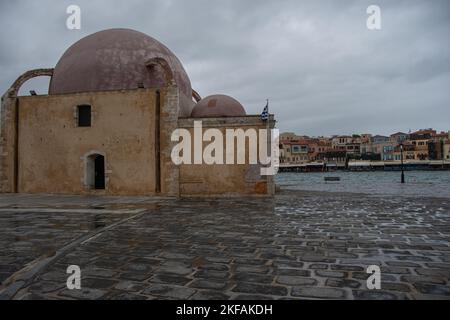 Chania, Griechenland 19. Mai 2022, die alte historische Hasan Pasha Moschee im venezianischen Hafen von Chania Stockfoto