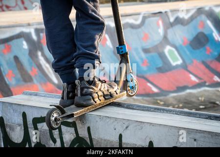 Selektives Zuschneiden eines jungen Skaters, der in einem Skatepark trainiert. Stockfoto