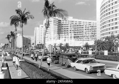 Hotels an der Collins Avenue in Bal Harbour, Miami Beach, Florida, USA 1965. Hotels auf der Collins Avenue in Bal Harbour, Miami Beach, Florida, USA 1965. Stockfoto