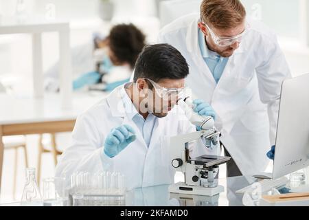 Eine Gruppe von Wissenschaftlern testet ein medizinisches Labor. Stockfoto