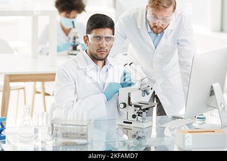 Eine Gruppe von Wissenschaftlern testet ein medizinisches Labor. Stockfoto