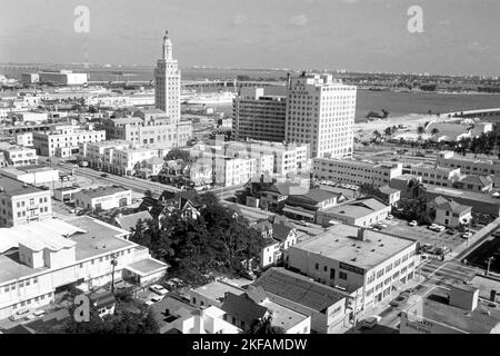 Blick auf den Freedom Tower links und das Hotel Alcazar rechts in Miami Beach, Florida, USA 1965. Blick auf den Freedom Tower auf der linken Seite und das Alcazar Hotel auf der rechten Seite in Miami Beach, Florida, USA 1965. Stockfoto