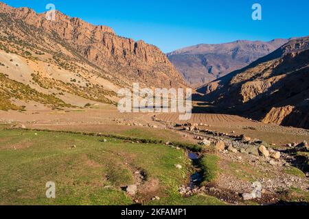 AIT Bouilli Tal und Ikiss Dorf, eine kleine Berbersiedlung in der M'Goun Region des marokkanischen Atlas mountaqins Stockfoto