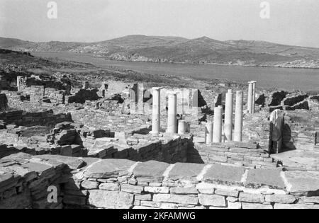 Griechenland - Blick von einem Hügel auf der Insel Delos, Kykladen, auf die archäologischen Stätte, 1954. Griechenland - Blick von einem Hügel auf der Insel Delos, Kykladen, auf die archäologische Stätte, 1954. Stockfoto