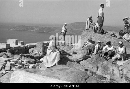 Eine Toruistengruppe beim Besuch der Tempelruinen von Ialyssos auf Rhodos, Griechenland, 1950er Jahre. Eine Gruppe von Touristen, die die Überreste des Tempels von Ialyssos auf Rhodos, Griechenland, 1950s besichtigen. Stockfoto