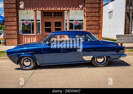 Des Moines, IA - 02. Juli 2022: Hochperspektivische Seitenansicht eines 1950 Studebaker Champion Starlight Coupés auf einer lokalen Automobilausstellung. Stockfoto