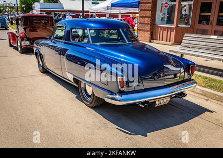 Des Moines, IA - 02. Juli 2022: Hochperspektivische Heckansicht eines Studebaker Champion Starlight Coupés aus dem Jahr 1950 auf einer lokalen Automobilausstellung. Stockfoto