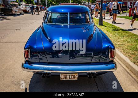 Des Moines, IA - 02. Juli 2022: Hochperspektivische Rückansicht eines 1950 Studebaker Champion Starlight Coupés auf einer lokalen Automobilausstellung. Stockfoto